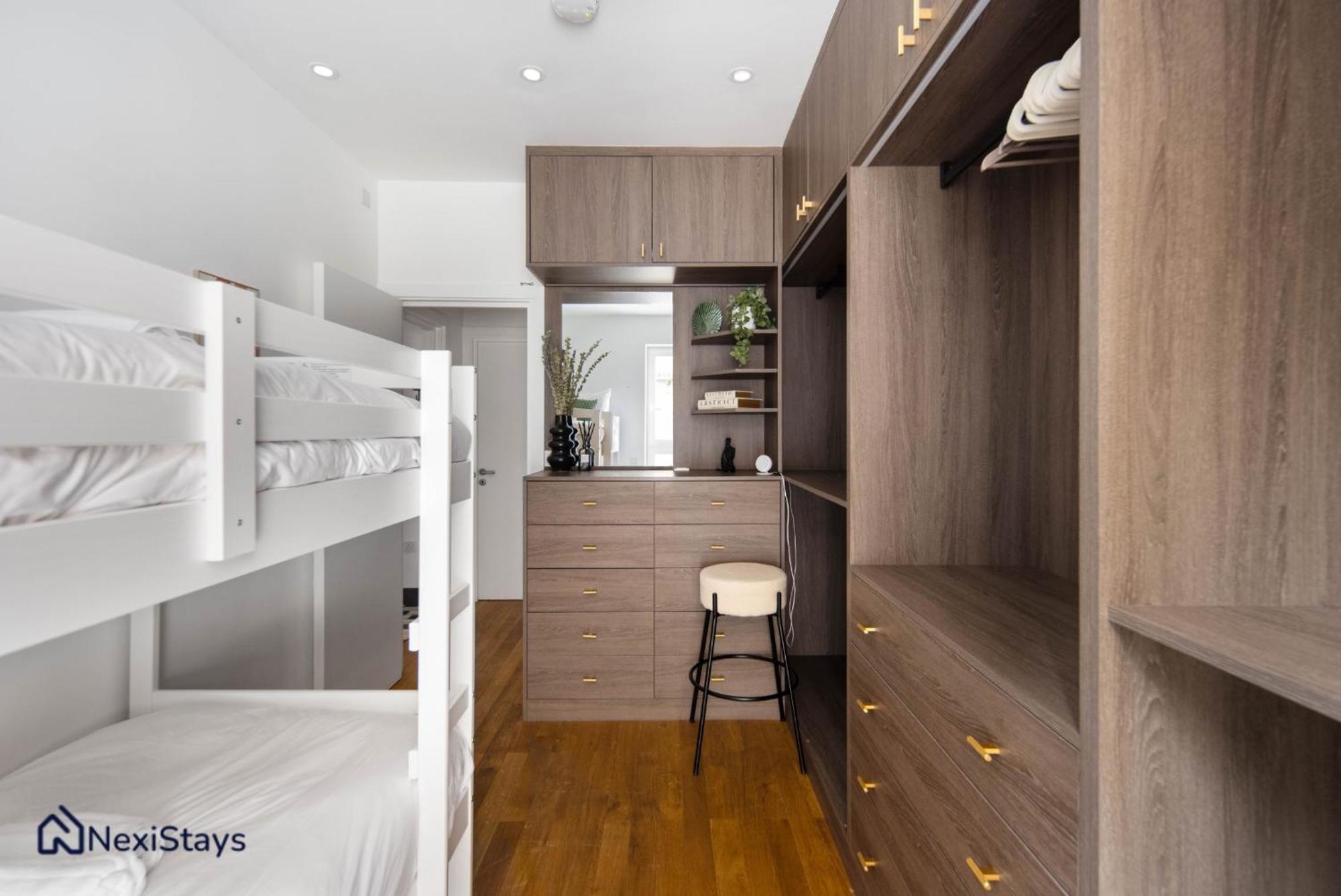 1 Min Walk To Euston Station, Modern Townhouse Apartment *