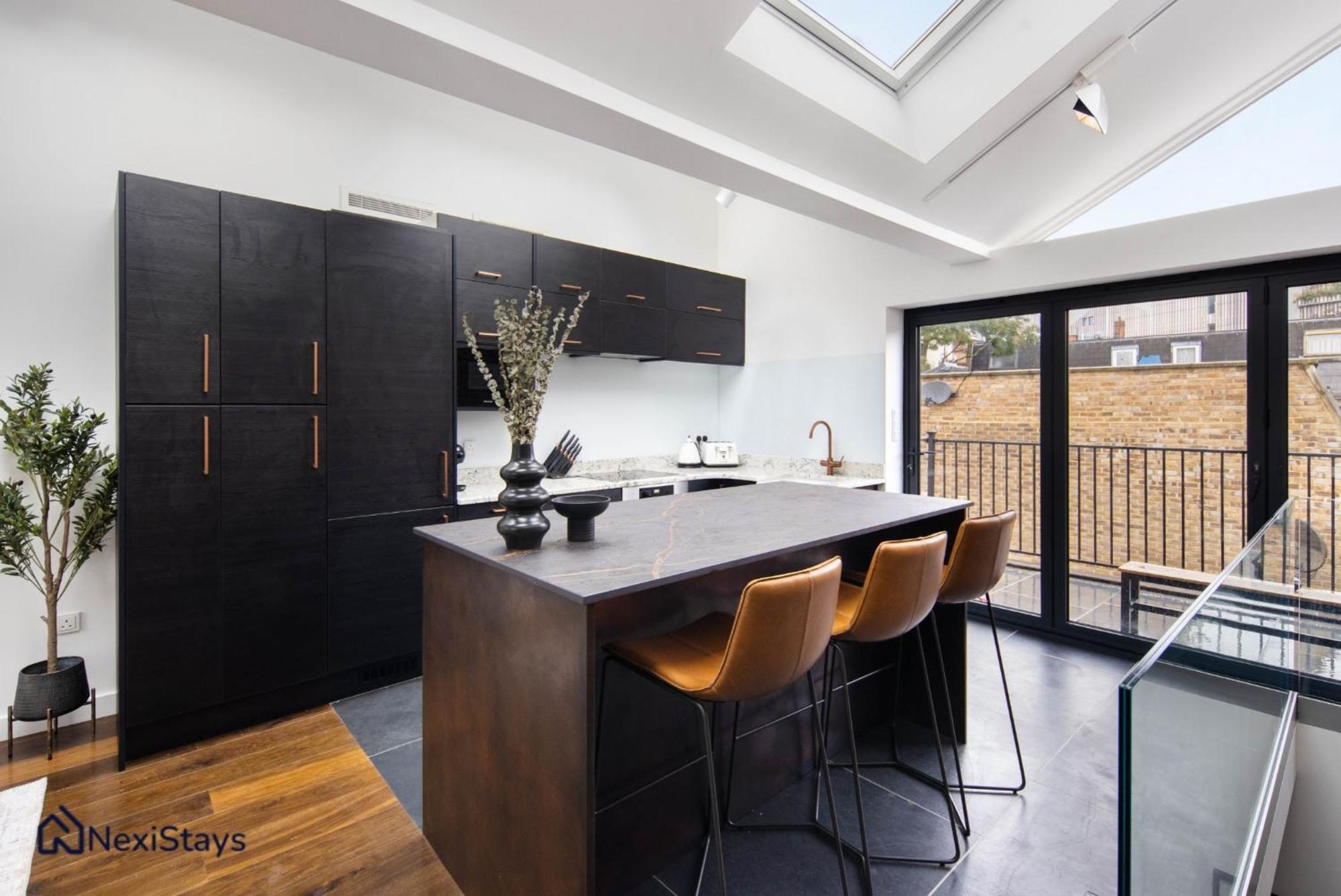 1 Min Walk To Euston Station, Modern Townhouse Apartment London